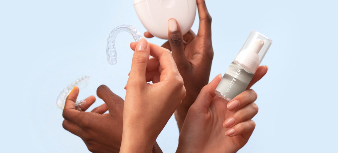 Igiene dentale, immagine in cui sono rappresentati diversi strumenti per curare i denti